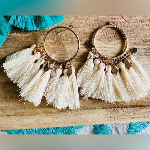 ☀️☀️ Pretty‎ White and gold summer tassel earrings ☀️☀️ - Picture 1 of 2